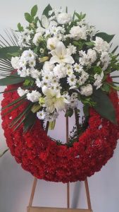 Corona aro rojo y centro flores blanco